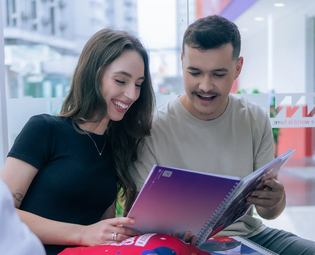 Adolescentes conhecendo o material da KNN Idiomas