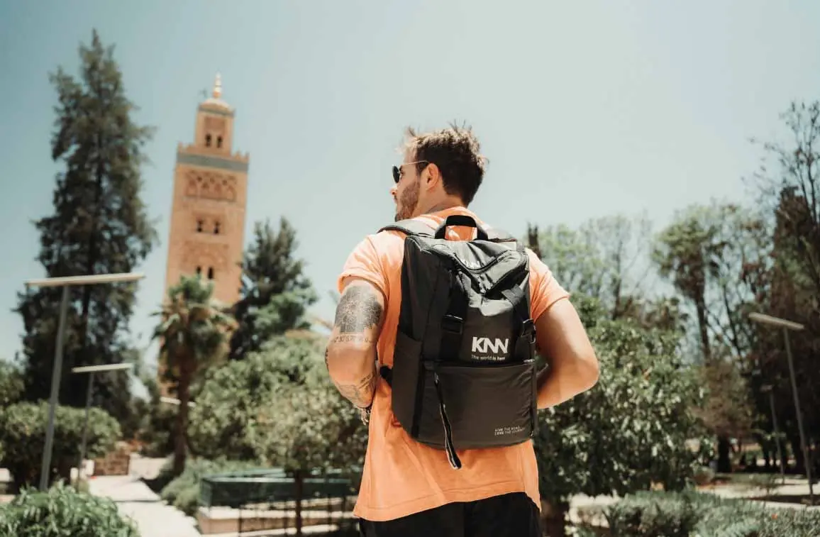 Pessoa com mochila KNN explorando uma cidade